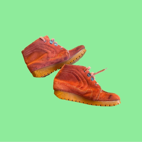 Shoes - Vintage Sherpa lined leather high top shoes size 7